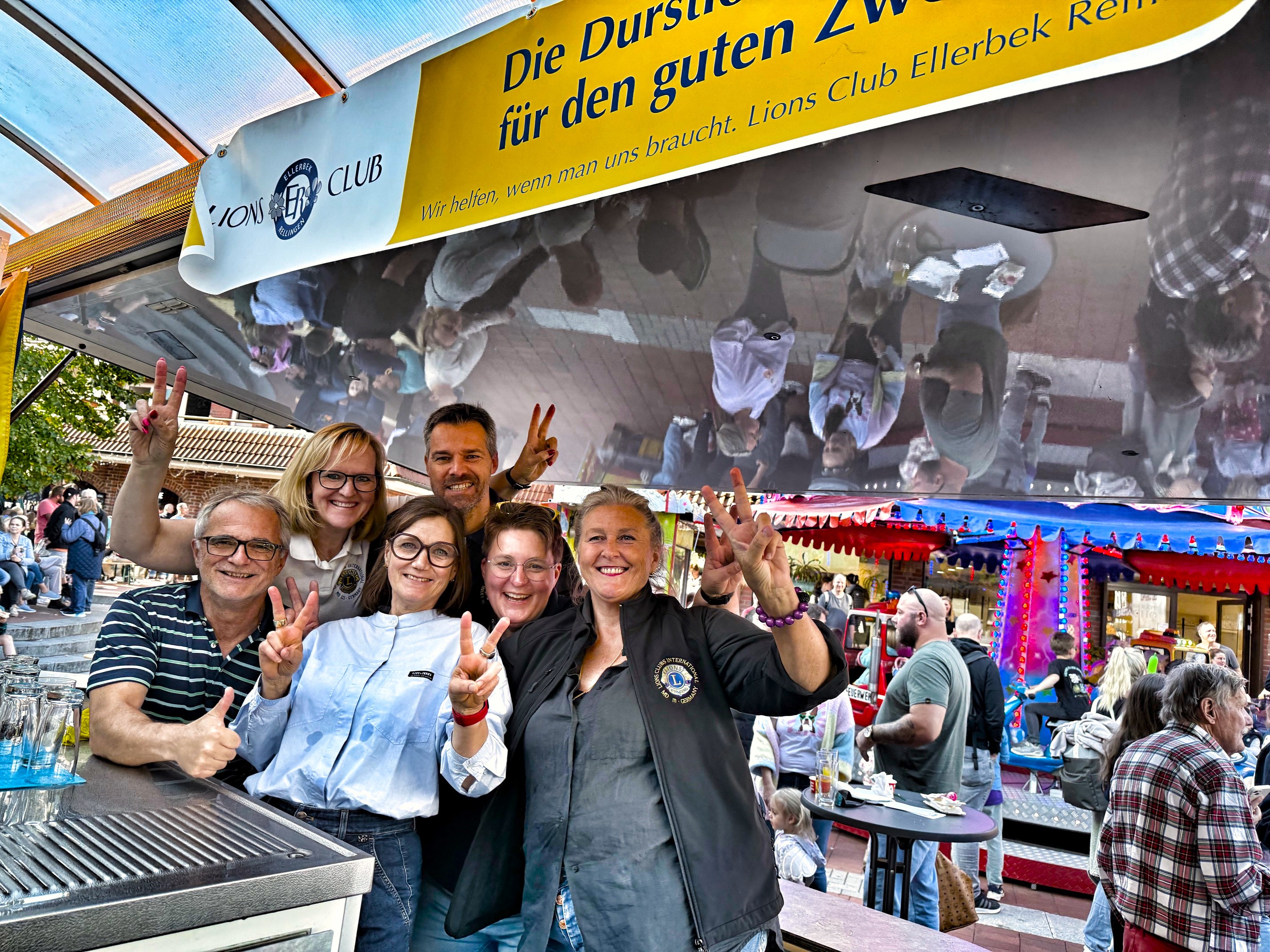 Fünf Mitglieder des Lions Club Ellerbek Rellingen auf dem Getränkewagen