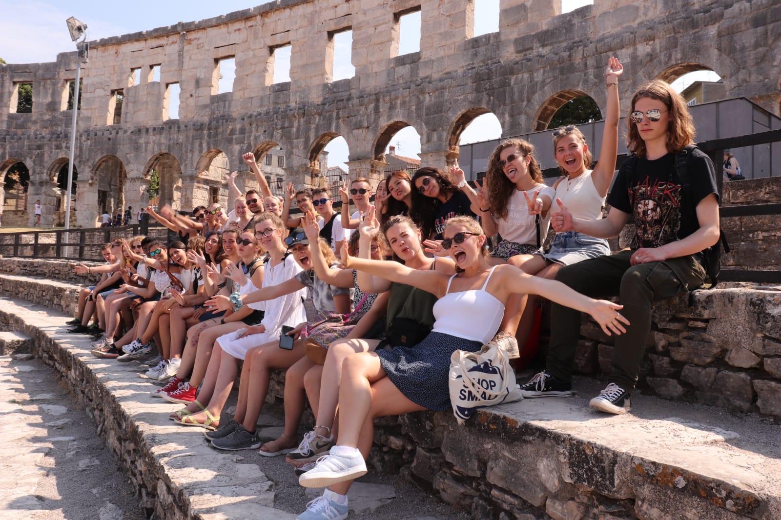 Jugendliche im Collosseum, Rom