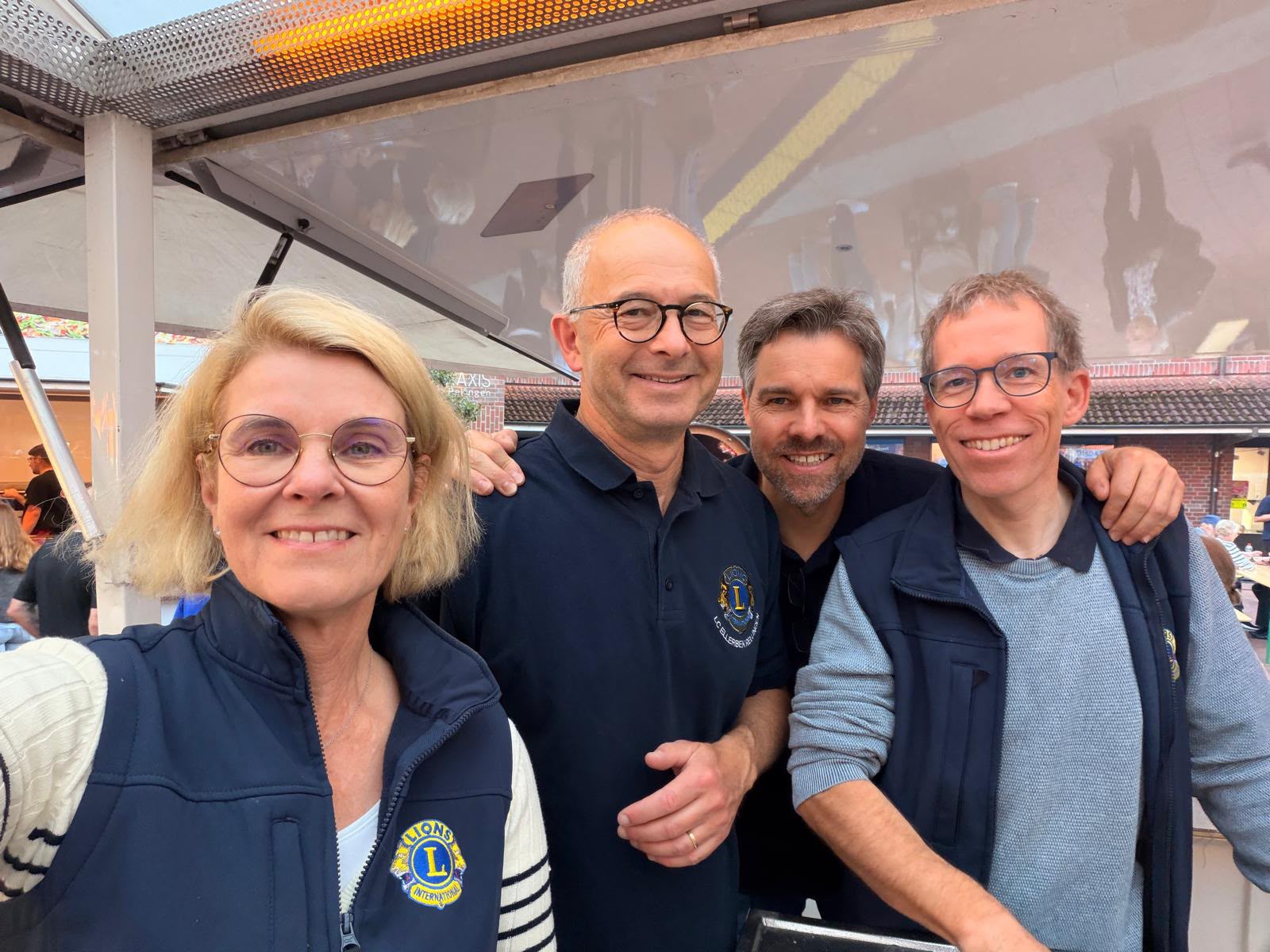 Lions Club Mitglieder auf dem Getränkestand beim Apfelfest 2026