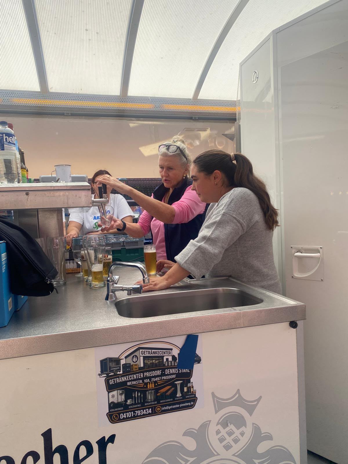 Lions Club Mitglieder zapfen Bier
