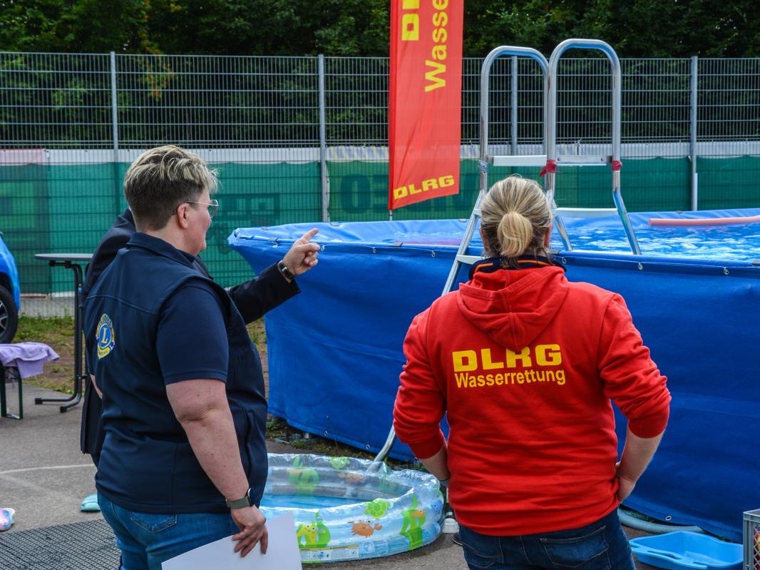 Lions Club Mitglieder begutachten den großen Schwimmlern-Pool