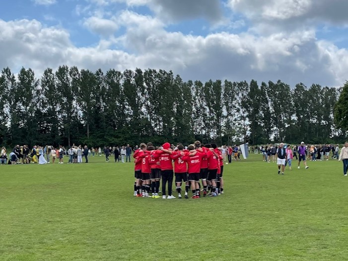 Jugendliche Fußballspieler bei der Einstimmung auf das Spiel