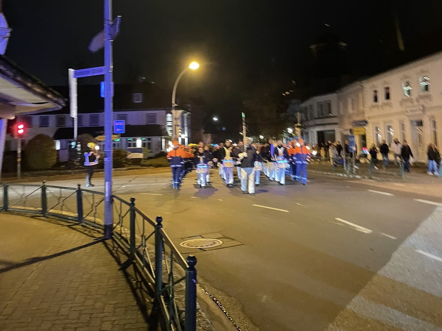 Laternenumzug auf der Hauptstraße, angeführt vom Musikzug Rellingen