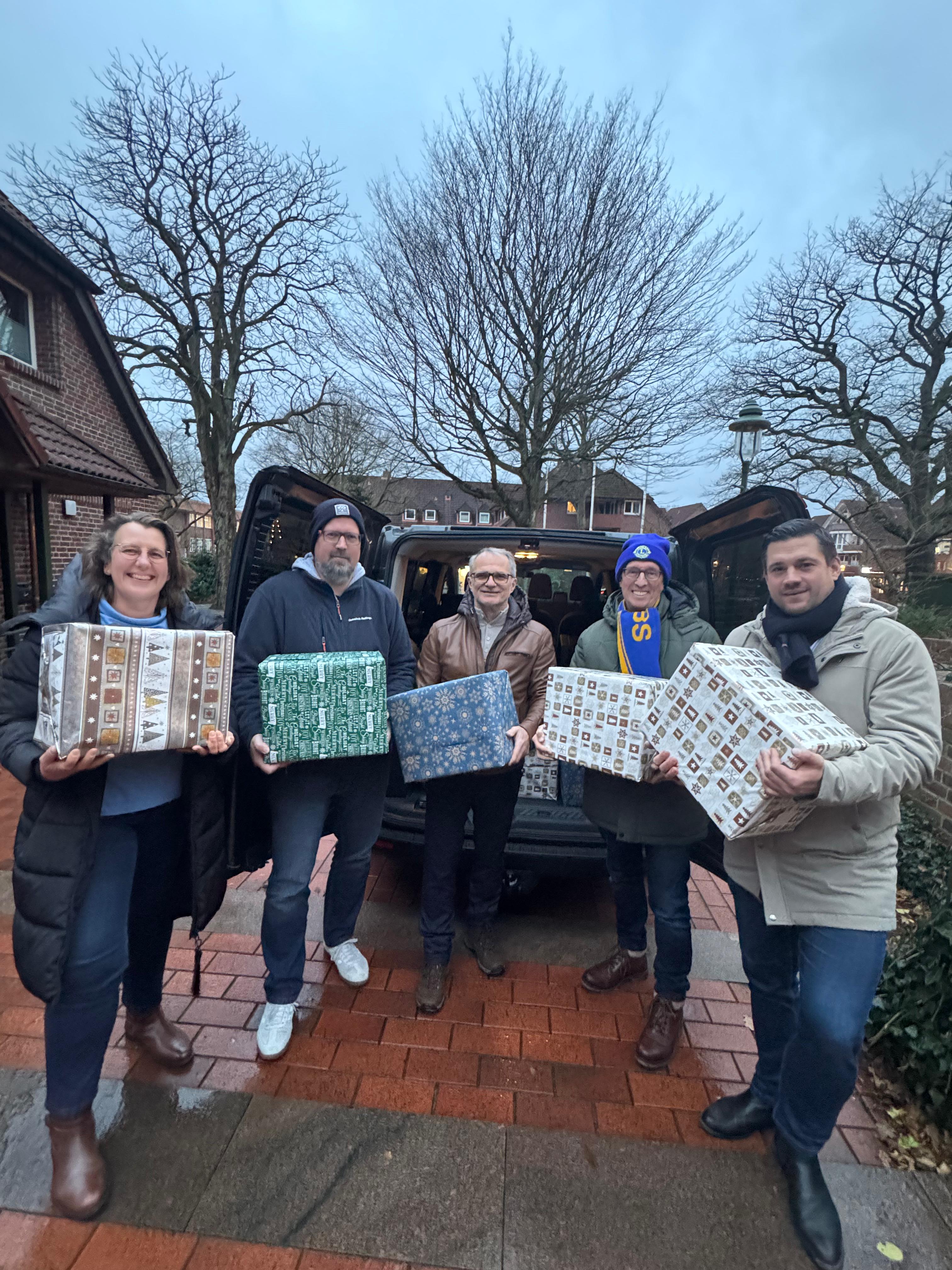 Der Rellinger Bürgermeister, Mitarbeiter der Gemeinde und Lions Mitglieder mit Weihnachtspaketen