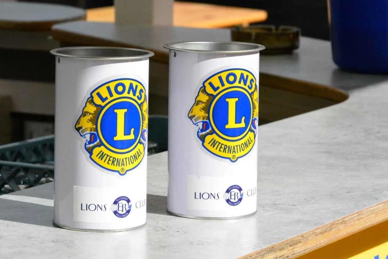 Zwei Spendenbüchsen des Lions Club Ellerbek Rellingen