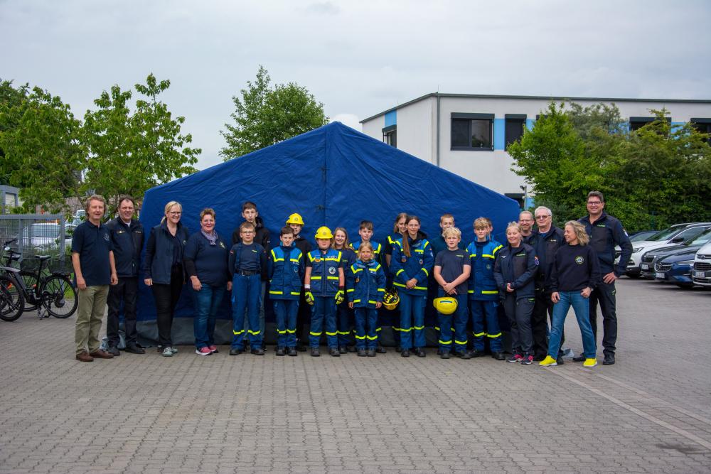 Gruppenbild der THW-Jugend, Ausbilder und Mitgieder des Lions Club