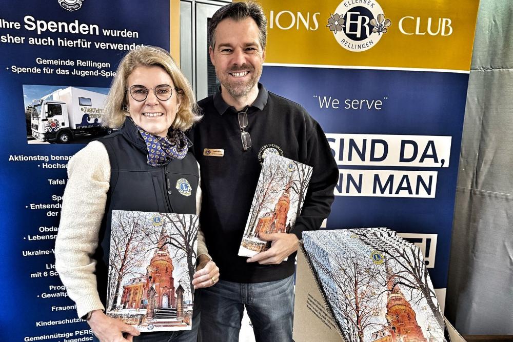 Lions Mitglied auf dem Stand des Kunsthandwerkermarktes 2025 in Rellingen