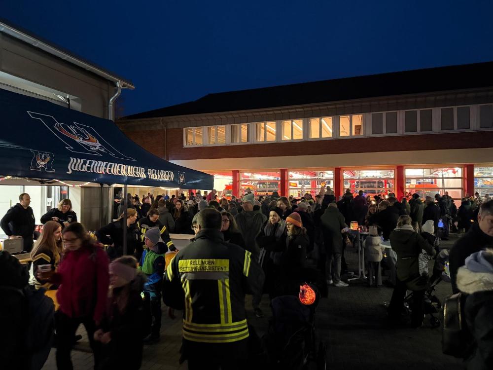 Teilnehmerinnen und Teilnehmer des Laterneumzugs vor der Feuerwache Rellingen-Ort